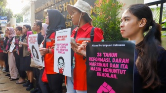Massa dari Aliansi Perempuan Indonesia (API) menggelar aksi memperingati 28 tahun Reformasi di depan kantor Komnas HAM, Jakarta, Selasa (19/5/2026). [Suara.com/Alfian Winanto] 