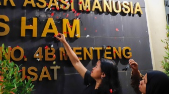 Massa dari Aliansi Perempuan Indonesia (API) menggelar aksi memperingati 28 tahun Reformasi di depan kantor Komnas HAM, Jakarta, Selasa (19/5/2026). [Suara.com/Alfian Winanto] 