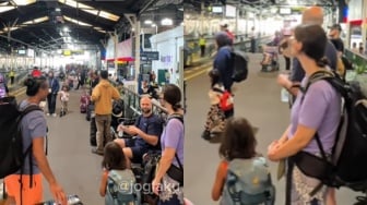 Suasana Stasiun Yogyakarta Mendadak Hening Saat Indonesia Raya Diputar, Reaksi Turis Asing Disorot
