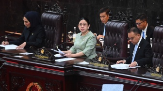 Ketua DPR Puan Maharani (tengah) didampingi Wakil Ketua DPR Sufmi Dasco Ahmad (kanan) dan Sari Yuliati (kiri) memimpin Rapat Paripurna ke-19 DPR RI Masa Persidangan V Tahun Sidang 2025-2026 di kompleks Parlemen, Jakarta, Rabu (20/5/2026). [ANTARA FOTO/Rivan Awal Lingga/app/kye]