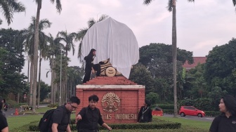 Buat 'Makam Reformasi', Mahasiswa UI Tutup Logo Makara dengan Kain Putih