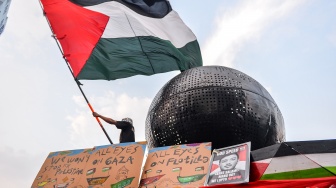 Massa dari Solidaritas Seni untuk Palestina mengibarkan bendera Palestina saat mengikuti aksi solidaritas bagi WNI dan Jurnalis yang diculik Israel di Jalan Asia Afrika, Bandung, Jawa Barat, Selasa (19/5/2026). [ANTARA FOTO/Raisan Al Farisi/YU]