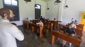 Pengunjung melihat diorama sejarah di Museum Kebangkitan Nasional, Jakarta, Rabu (20/5/2026). [Suara.com/Alfian Winanto]