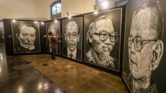 Pengunjung mengamati lukisan pada pameran temporer Science SciArt 8.0 Gelora Api Kebangkitan di Museum Kebangkitan Nasional, Jakarta, Rabu (20/5/2026). [Suara.com/Alfian Winanto]