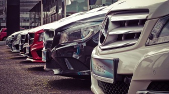 Iri Tetangga Punya Mobil Baru? Video Emak-Emak Buang Kunci Portal Viral