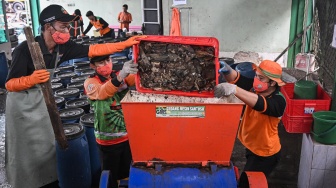Petugas memasukkan sampah organik ke dalam mesin pencacah di Kantor Suku Dinas Lingkungan Hidup Jakarta Timur, Makasar, Jakarta, Rabu (20/5/2026). [ANTARA FOTO/Sulthony Hasanuddin/sgd]