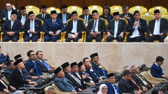 Jajaran menteri Kabinet Merah Putih (duduk deretan atas) menghadiri Rapat Paripurna ke-19 DPR RI Masa Persidangan V Tahun Sidang 2025-2026 di kompleks Parlemen, Jakarta, Rabu (20/5/2026). [ANTARA FOTO/Rivan Awal Lingga/app/kye]