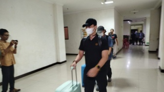 8 Jam KPK Geledah Kantor Diskes dan Disdik Ponorogo: Tiga Koper Disita, Satu ASN Dibawa Pergi