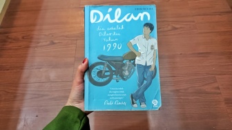 Dilan 1990: Novel Romantis yang Manis Sekaligus Problematis
