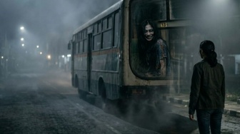 Dia Tidak Turun dari Bus Itu, Lalu Kenapa Ada di Rumahku?