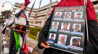 Massa dari Solidaritas Seni Untuk Palestina mengikuti aksi solidaritas bagi WNI dan Jurnalis yang diculik Israel di Jalan Asia Afrika, Bandung, Jawa Barat, Selasa (19/5/2026). [ANTARA FOTO/Raisan Al Farisi/YU]