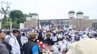 Demo Harkitnas di DPR, Ribuan Guru Madrasah dan Ojol Tuntut Kesejahteraan dan Perlindungan
