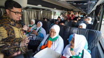 Mas Dhito Berangkatkan Jemaah Haji Kabupaten Kediri dari Kawasan Simpang Lima Gumul