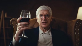 Angkat Gelas Wine Arsene Wenger Terharu Arsenal Juara tapi Langsung Kasih Warning