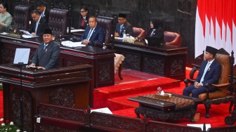 Presiden Prabowo Subianto (kiri) didampingi Wapres Gibran Rakabuming Raka (kanan) menyampaikan pidato dalam Rapat Paripurna ke-19 DPR RI Masa Persidangan V Tahun Sidang 2025-2026 di kompleks Parlemen, Jakarta, Rabu (20/5/2026). [ANTARA FOTO/Rivan Awal Lingga/app/kye]