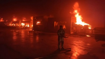 Mesin Produksi Pabrik di Gresik Dilalap Api, Karyawan Panik Berhamburan