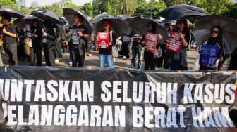 Pegiat HAM yang tergabung dalam Jaringan Solidaritas Korban untuk saat mengikuti aksi kamisan ke-908 di seberang Istana Merdeka, Jakarta, Kamis (21/5/2026). [Suara.com/Alfian Winanto]
