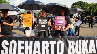 Pegiat HAM yang tergabung dalam Jaringan Solidaritas Korban untuk saat mengikuti aksi kamisan ke-908 di seberang Istana Merdeka, Jakarta, Kamis (21/5/2026). [Suara.com/Alfian Winanto]
