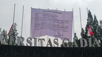 Spanduk 'Surat Permohonan Maaf' soal Prabowo-Gibran Terpasang di Gerbang UGM, Kampus Beri Respons