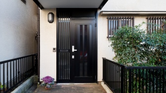 Benarkah Pintu Warna Hitam Pamali? Ini Penjelasannya dalam Islam dan Feng Shui