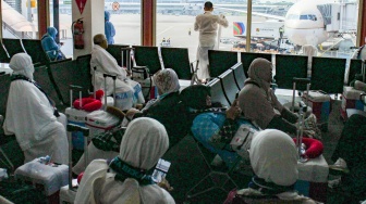 Jamaah calon haji Indonesia kloter terakhir berada di ruang tunggu di Terminal Khusus Haji dan Umrah 2 F, Bandara Soekarno Hatta, Tangerang, Banten, Kamis (21/5/2025). [ANTARA FOTO/Muhammad Iqbal/foc]