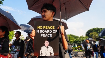 Pegiat HAM yang tergabung dalam Jaringan Solidaritas Korban untuk saat mengikuti aksi kamisan ke-908 di seberang Istana Merdeka, Jakarta, Kamis (21/5/2026). [Suara.com/Alfian Winanto]
