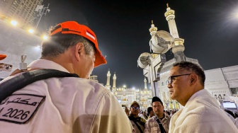 Menteri Haji dan Umrah Mochamad Irfan Yusuf (kanan) berdialog dengan Petugas Penyelenggara Ibadah Haji di Masjidil Haram, Makkah, Arab Saudi, Rabu (20/5/2026). [ANTARA FOTO/Citro Atmoko/sgd]
