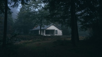 Pocong yang Menggantung di Teras Rumah Mas Dandi Malam Itu....