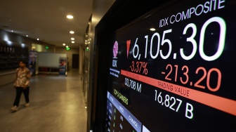 Pekerja berjalan di dekat layar digital pergerakan Indeks Harga Saham Gabungan (IHSG) di Bursa Efek Indonesia (BEI), Jakarta, Kamis (21/5/2026). [ANTARA FOTO/Dhemas Reviyanto/wsj]