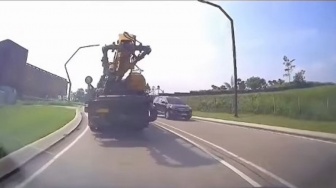 Detik-detik Menegangkan! Video Dashcam Motor Terjatuh Saat Salip Truk Alat Berat di Summarecon Bogor
