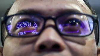 Pekerja mengamati layar pergerakan Indeks Harga Saham Gabungan (IHSG) di Bursa Efek Indonesia (BEI), Jakarta, Kamis (21/5/2026). [ANTARA FOTO/Dhemas Reviyanto/wsj]