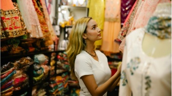 Fast Fashion dan Krisis Sampah: Bisakah Perempuan Jadi Agen Perubahan?