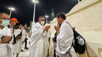 Menteri Haji dan Umrah Mochamad Irfan Yusuf berdialog dengan jamaah calon haji Indonesia di kompleks Masjidil Haram, Makkah, Arab Saudi, Rabu (20/5/2026) waktu setempat.[ANTARA FOTO/Citro Atmoko/sgd]