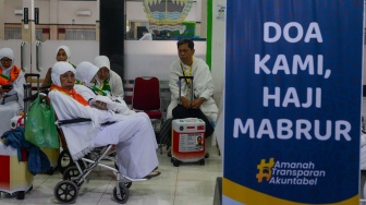 Jamaah calon haji lansia yang tergabung dalam kloter 81 bersiap untuk proses pemberangkatan di Asrama Haji Donohudan, Boyolali, Jawa Tengah, Kamis (21/5/2026). [ANTARA FOTO/Aloysius Jarot Nugroho/foc]
