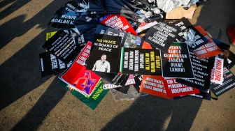 Beragam poster dalam aksi kamisan ke-908 di seberang Istana Merdeka, Jakarta, Kamis (21/5/2026). [Suara.com/Alfian Winanto]
