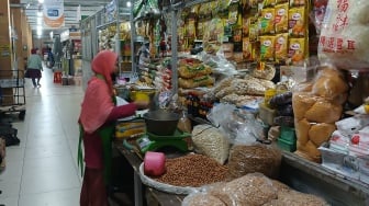 Efek Dolar Naik, Pedagang Pasar Naikan Harga Jual hingga Daya Beli Turun