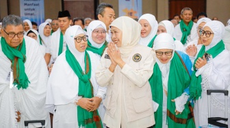 Lepas Kloter Terakhir Embarkasi Surabaya, Khofifah Pesankan Jamaah Jaga Kesehatan