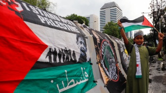 Massa yang berasal dari Aliansi kemanusiaan Aqsa Working Group (AWG) membawa poster bertema penculikan aktivis oleh zionis saat Aksi Jumat untuk Palestina di depan Kedutaan Besar Amerika Serikat, Jakarta, Jumat (22/5/2026). [Suara.com/Alfian Winanto]