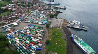 Foto udara kendaraan angkutan barang antre di kantong parkir sebelum menyeberang ke Bali di Dermaga Bulusan, Ketapang, Banyuwangi, Jawa Timur, Kamis (21/5/2026).  [ANTARA FOTO/Budi Candra Setya/YU]
