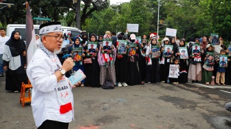 Massa yang berasal dari Aliansi kemanusiaan Aqsa Working Group (AWG) membawa poster bertema penculikan aktivis oleh zionis saat Aksi Jumat untuk Palestina di depan Kedutaan Besar Amerika Serikat, Jakarta, Jumat (22/5/2026). [Suara.com/Alfian Winanto]
