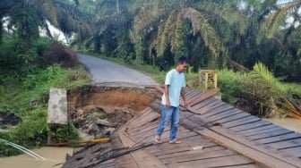Jembatan di Bandar Tarutung Tapsel Amblas Dihantam Banjir