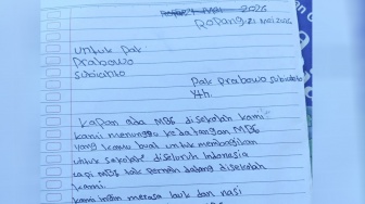 Siswa SD di Sumbawa Tulis Surat Haru untuk Prabowo: Kapan Ada MBG di Sekolah Kami