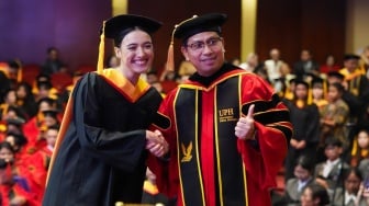 Mawar Eva de Jongh Wisuda di Tengah Kesibukan Syuting, Bukti Belajar Bisa Jalan Bareng Karier
