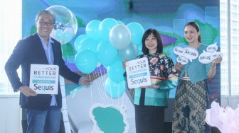 Presiden Director & CEO Sequis Life Ted Margono, didampingi Chief of Human Resources & Corporate Services Sequis Life Agustina Samara, serta Brand Ambassador Sequis Life Donna Agnesia, foto bersama saat Peluncuran Sequis SHEPRENEUR di Jakarta, Jumat (22/05/2026). [Suara.com/Alfian Winanto]
