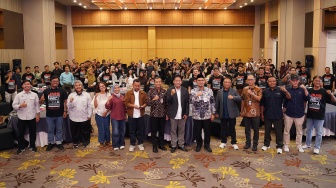 Editor In Chief Suara.com Suwarjono, Asisten Pemerintahan dan Kesejahteraan Rakyat Sekda Provinsi Jawa Tengah Iwanuddin Iskandar, Wakil Gubernur Jawa Tengah Taj Yasin Maimoen dan Direktur Berita Jateng TV Akhmad Nurkholis bersama para penelis dan peserta foto bersama saat gelaran Jateng Media Summit 2026 di Semarang, Jawa Tengah, Kamis (21/5/2026). [Dok Jateng Media Summit]

