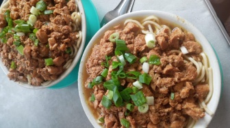Makan Siang di Kedai Sorpelem: Mencicipi Mie Ayam Barbar dengan Rasa Autentik yang Bikin Nagih