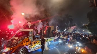 Lautan Manusia di Tugu Kujang, Dua Ambulans Terjebak Konvoi Kemenangan Persib di Bogor