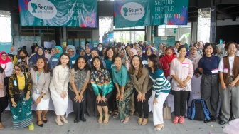 Brand Ambassador Sequis Life Donna Agnesia, beserta pengisi acara dan peserta foto bersama saat Peluncuran Sequis SHEPRENEUR di Jakarta, Jumat (22/05/2026). [Suara.com/Alfian Winanto]