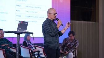 Trainer Google AI Local Media Community Suara.com Rendy Sadikin memberikan pemaparan pada Sesi workshop "Teknik Produksi Konten Komunikasi Digital Pemerintah Daerah' dalam gelaran Jateng Media Summit 2026 di Semarang, Jawa Tengah, Rabu (20/5/2026). [Dok Jateng Media Summit] 