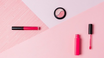 Bibir Auto Fresh! 4 Lip Tint Warna Cherry Red yang Bikin Wajah Lebih Cerah